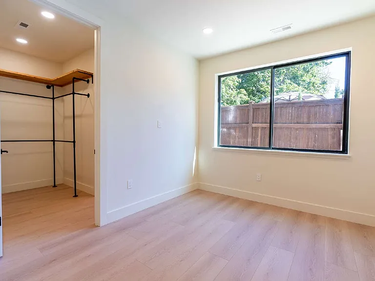 822 W 22nd Ave — Photo 42