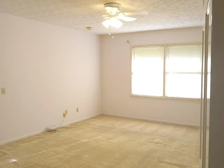 2243 Oakgrove Cir — Photo 39