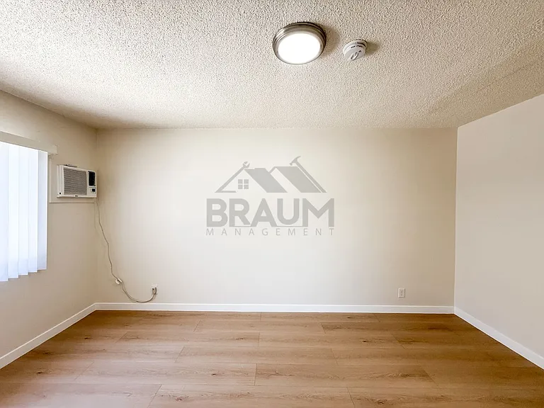 13129 OXNARD ST. — Photo 55