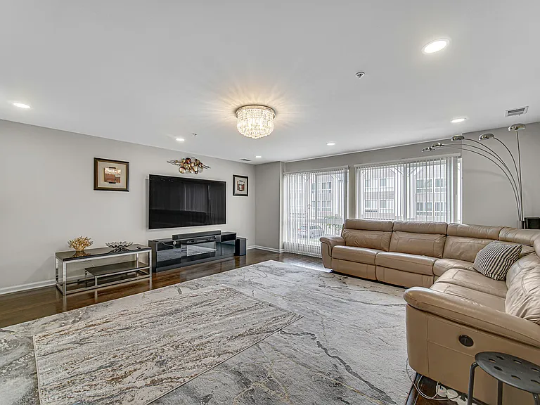 673 E Fountainview Dr #673 — Photo 3
