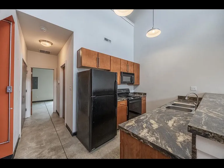943 McClanahan Ln — Photo 8
