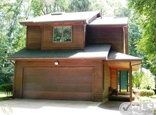 9000 Lemaster Ln, White Lake, MI 48386