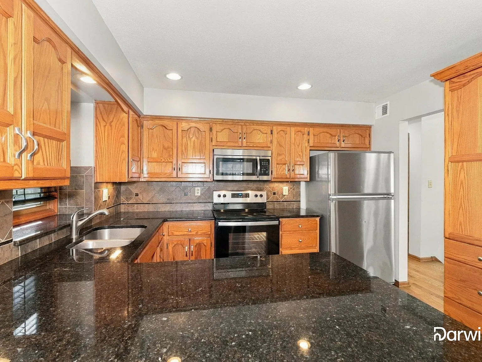 3 bed, 2.5 bath, 1912 sqft, $2,220 — Photo 2