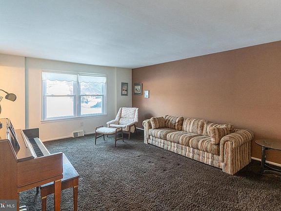 5th image of 709 Autumn Dr
