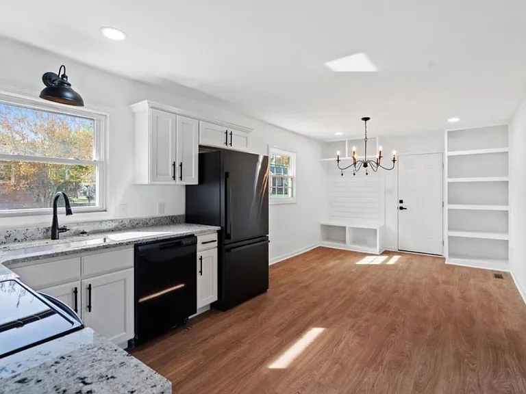 1124 Jackson St — Photo 12