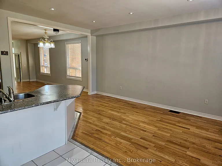 926 Ledbury Cres — Photo 10