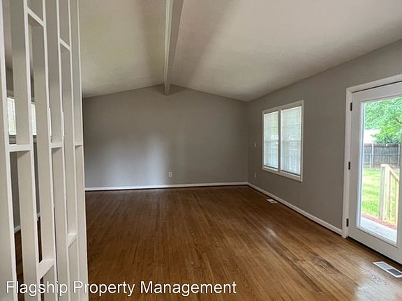 4th image of 302 Pine Knoll Dr
