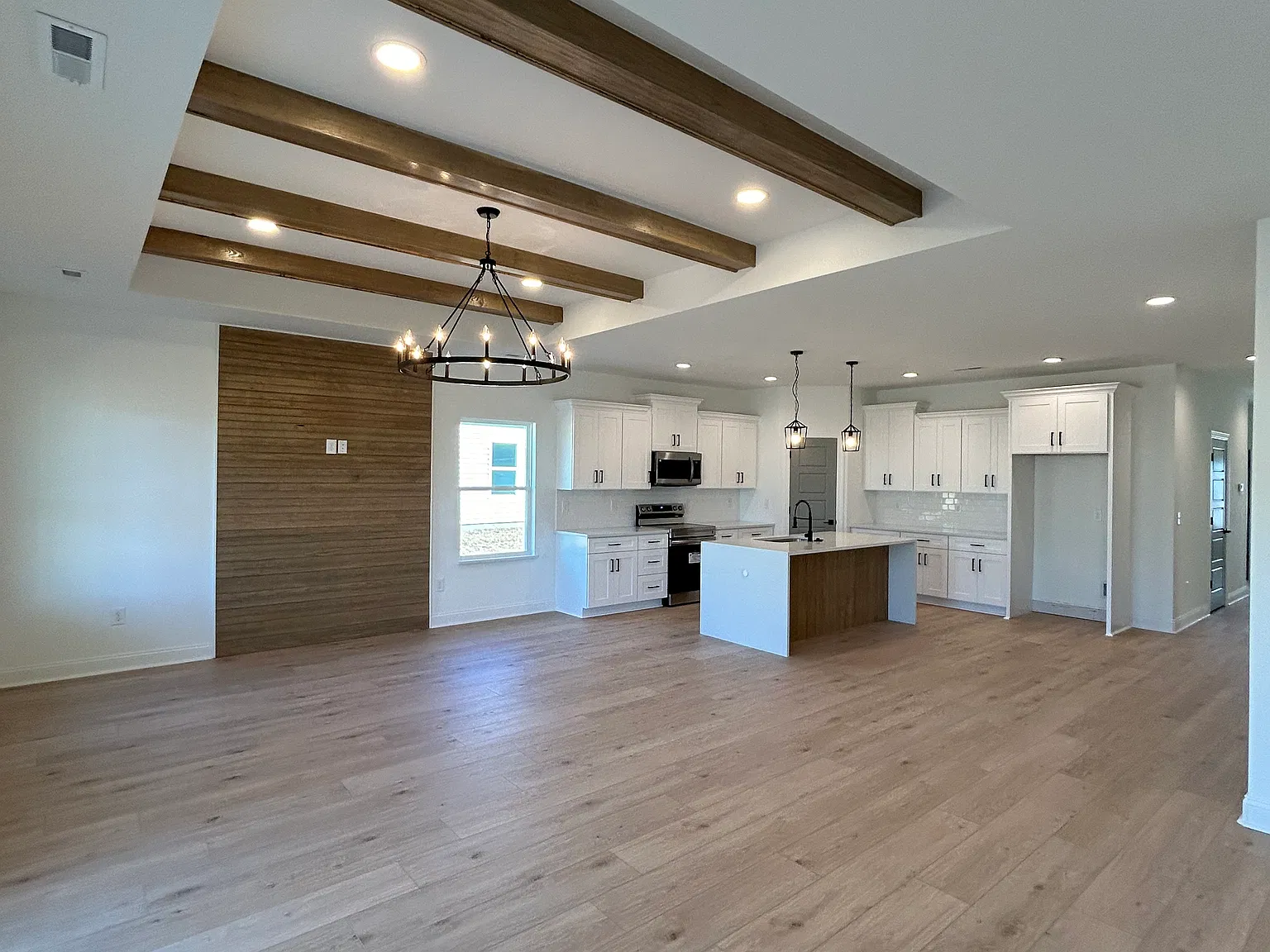 3 bed, 2748 sqft, $2,300 — Photo 2