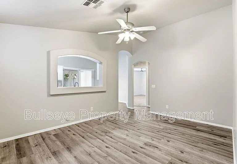 310 E Payton St — Photo 3