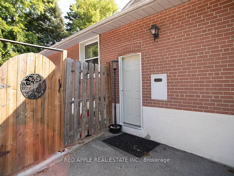 126 Longford Dr — Photo 2