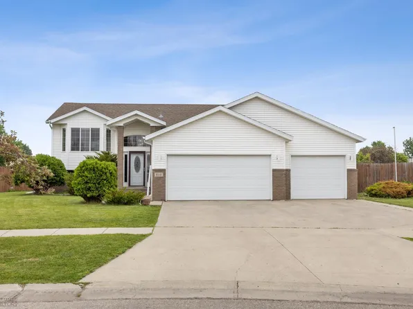 810 Homestead Ct, West Fargo, ND 58078