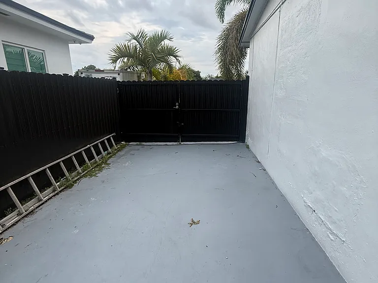 10475 SW 43rd St — Photo 5