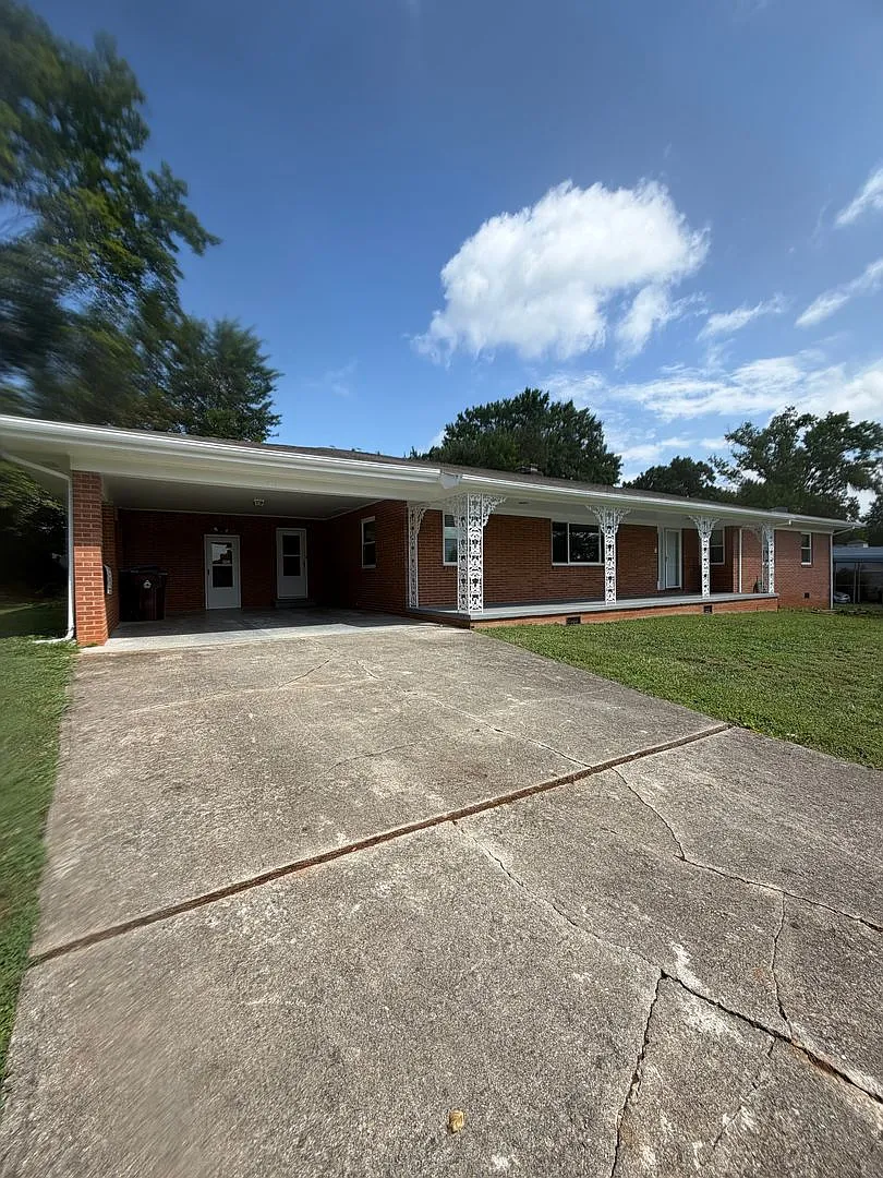 3 bed, 2.0 bath, 2210 sqft, $2,400 — Photo 1