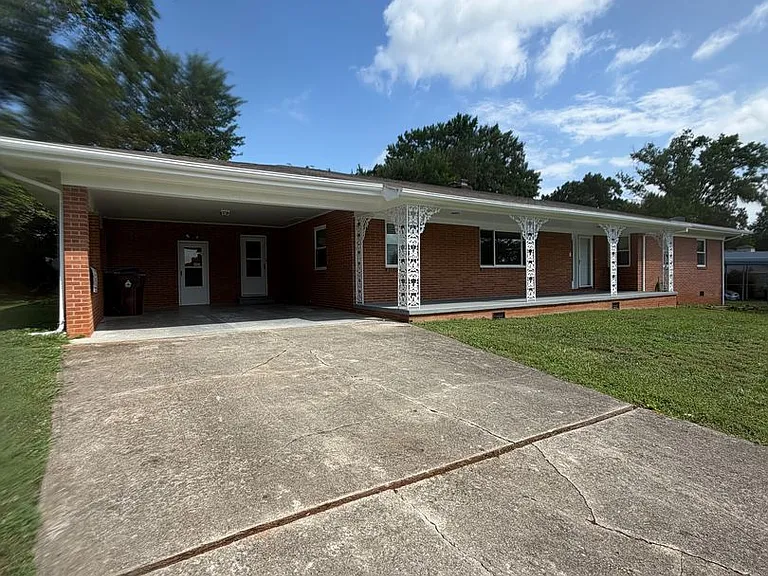 942 Margaret Dr — Photo 1