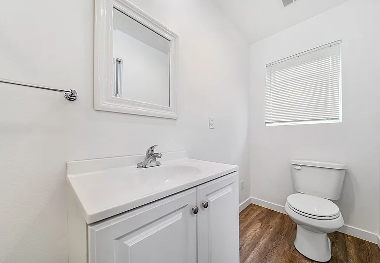 422 N Batavia St — Photo 25