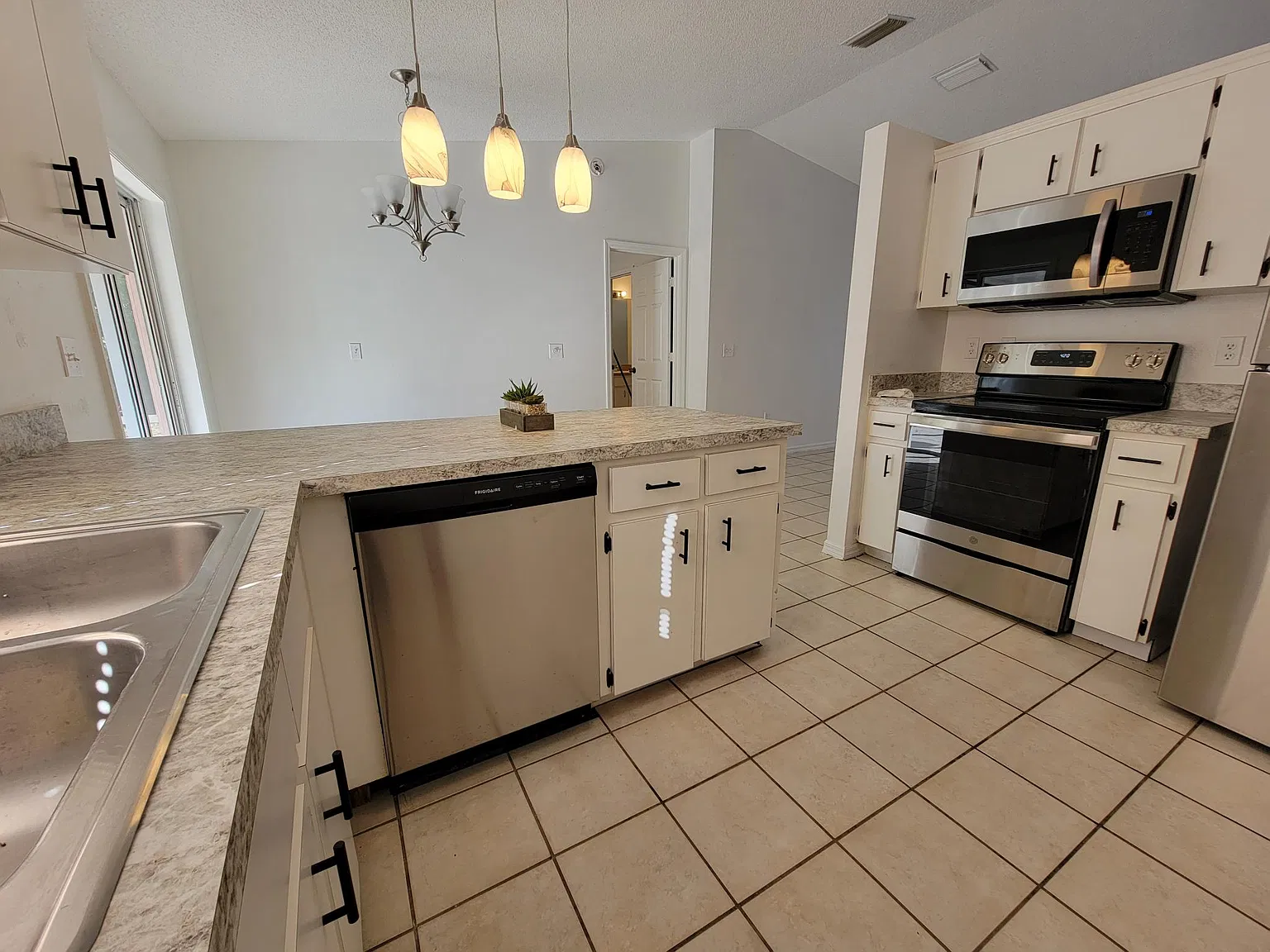 3 bed, 1134 sqft, $1,650 — Photo 4