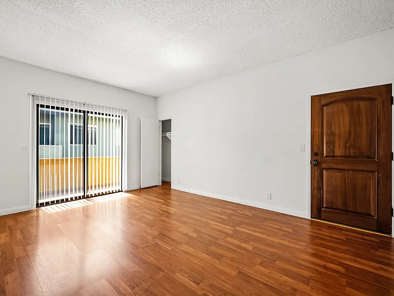 1252 Granville Ave #6 — Photo 2