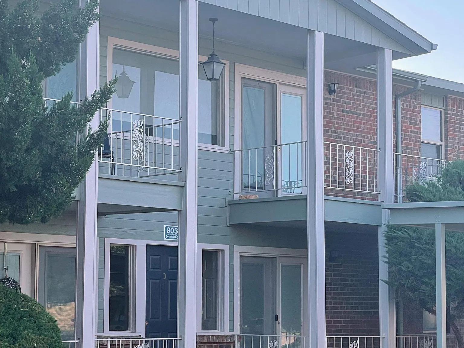 Country Club Apartments — Photo 2