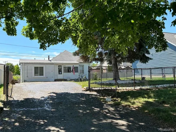 29112 Denison St, Gibraltar, MI 48173
