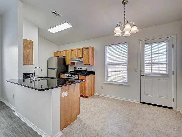 2406 Leeds Ln — Photo 3