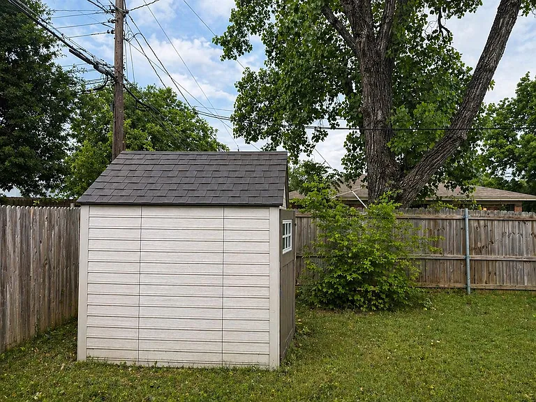 812 Irwin Dr — Photo 16