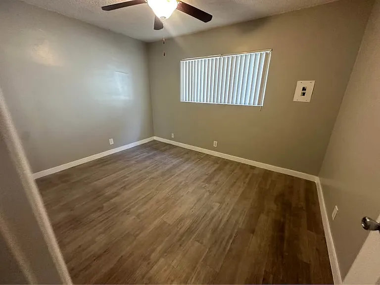 Country Club Apartments — Photo 26