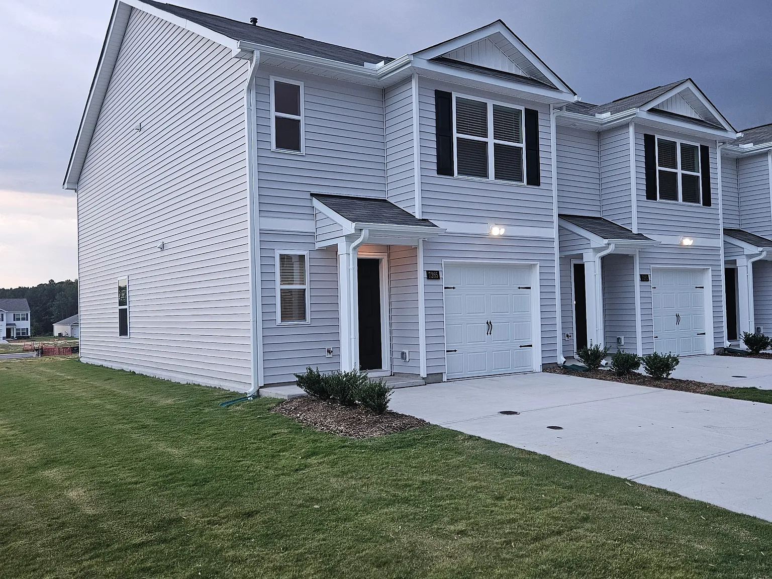3 bed, 2.5 bath, 1418 sqft, $1,995 — Photo 3