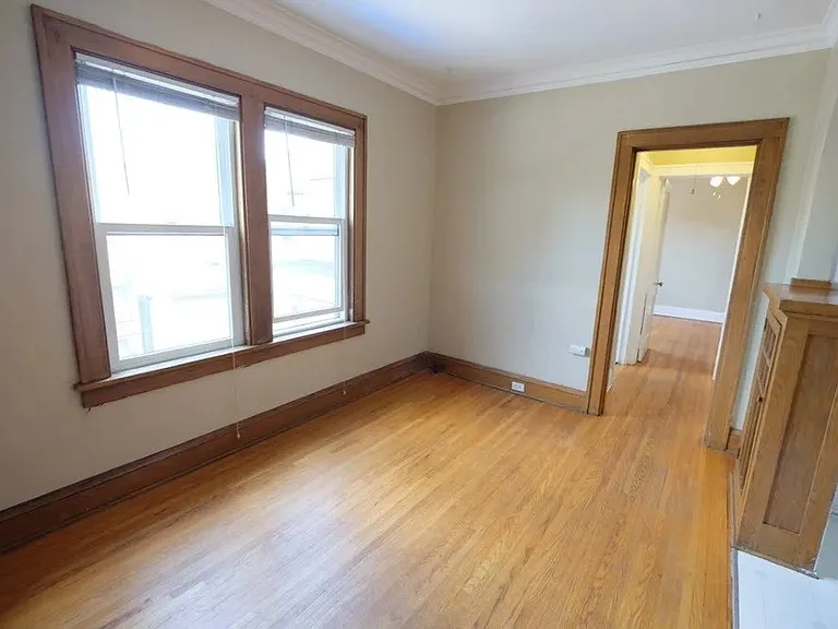 Step into the inviting space of Central Lakes of Uptown. This charming unit features abundant natural light and classic hardwood floors, perfect for creating your ideal living environment. Don't miss outschedule your tour today!