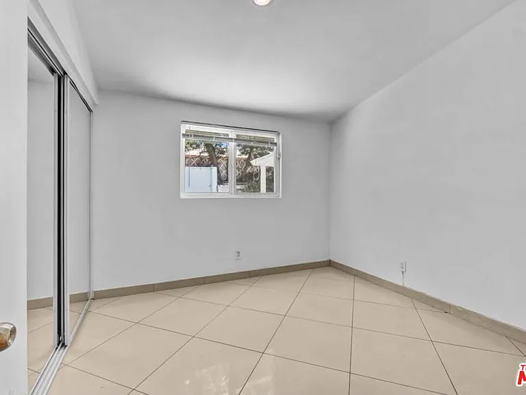 20746 Clarendon St — Photo 30