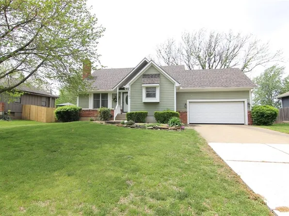 5558 McCormick Dr, Shawnee, KS 66226