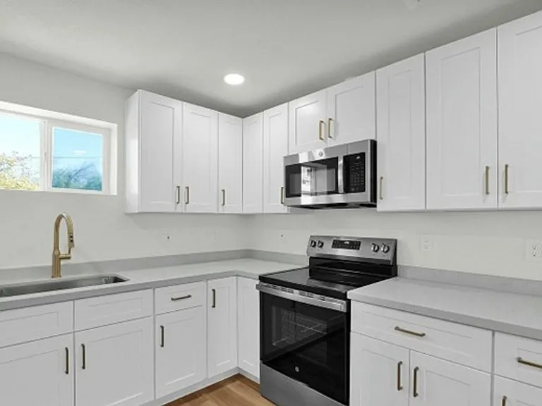 Newly Renovated 2 Bedroom, 1 Bath, with Stainless Appliances! — Photo 36