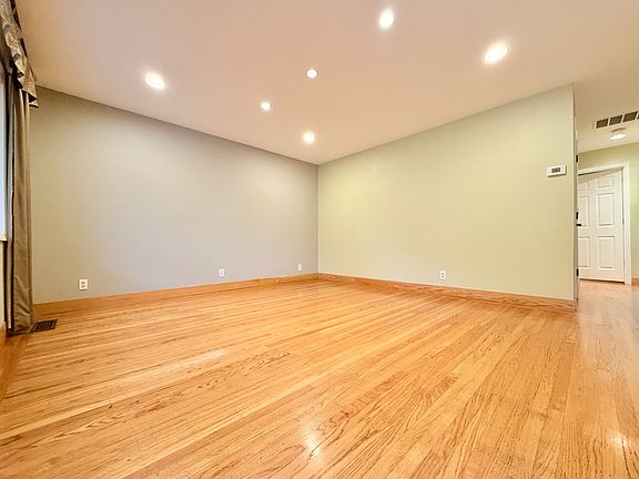 4th image of 2637 Donovan Ave
