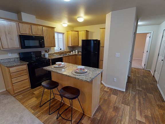 Four Seasons Apartments - Kitchen