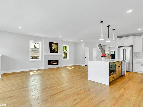5th image of 3901 N Plainfield Ave