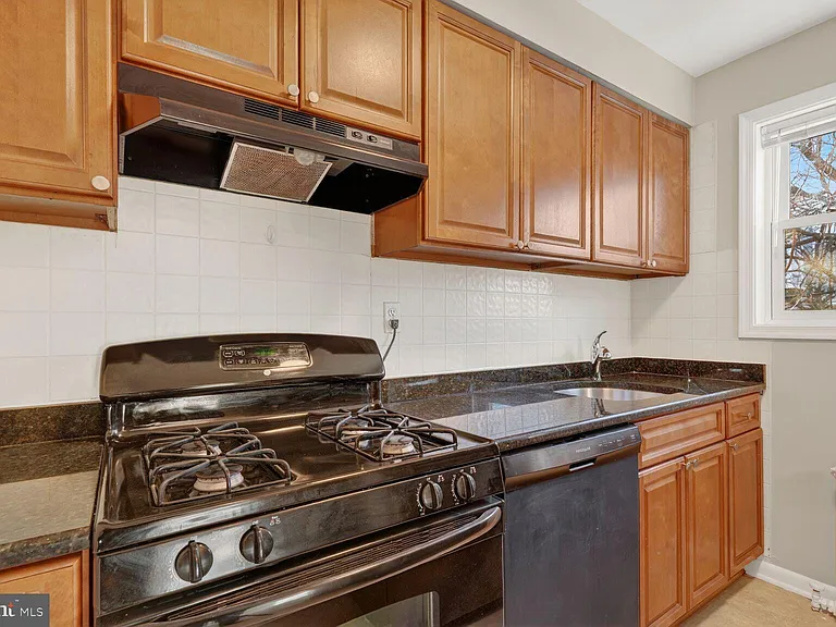 1410 N Quinn St #7 — Photo 6