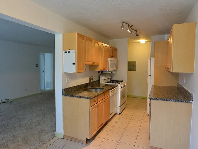 36 Shrewsbury Green Dr #E — Photo 2