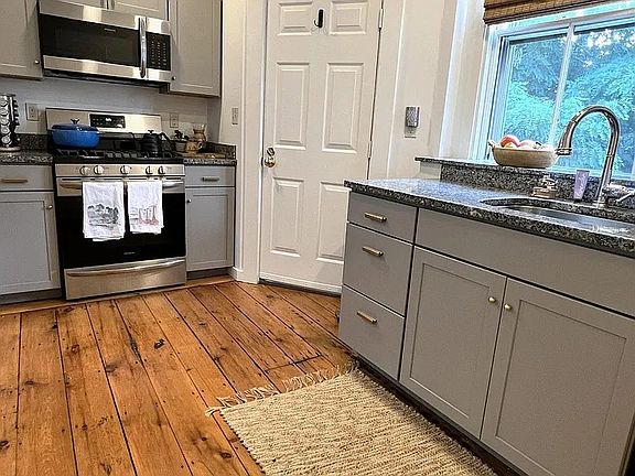 3rd image of 386 Essex St APT 5