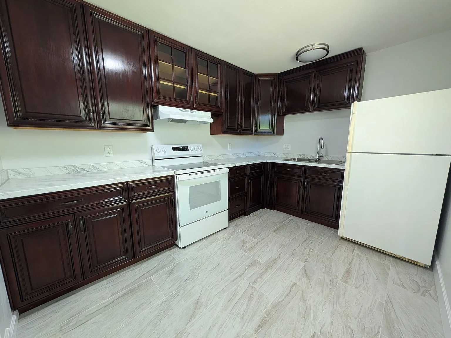 Beautifully renovated 2/1 Apt in Palm Springs, ready to move in! — Photo 2