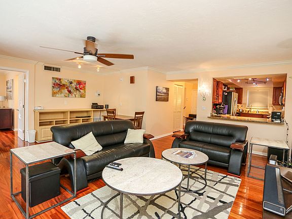 5th image of 990 8th St S APT 1C