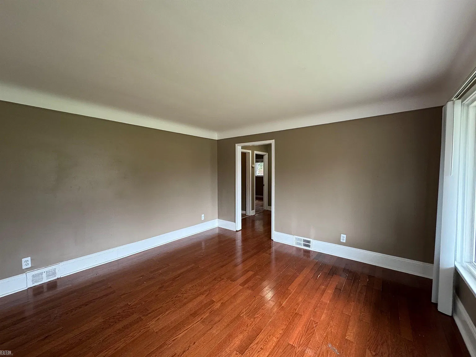 3 bed, 2.0 bath, 2304 sqft, $1,900 — Photo 4