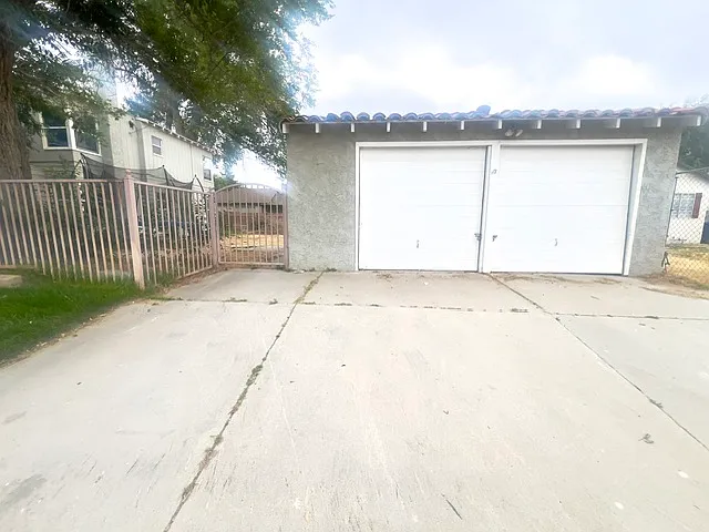 2 bed, 877 sqft, $2,100 — Photo 2