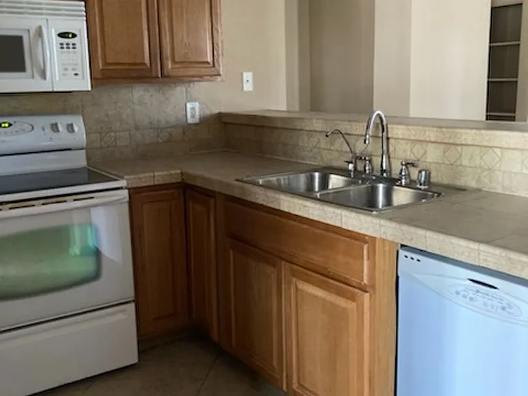 2060 Mesquite Ln #F105 — Photo 6