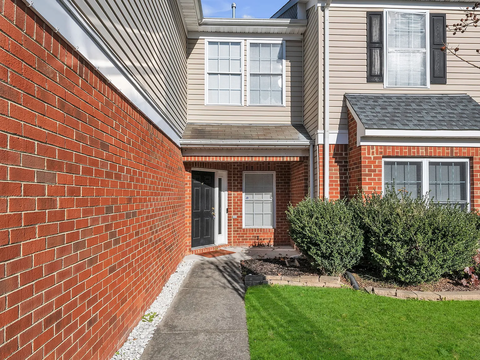 2322 Charing Cross Rd — Photo 2