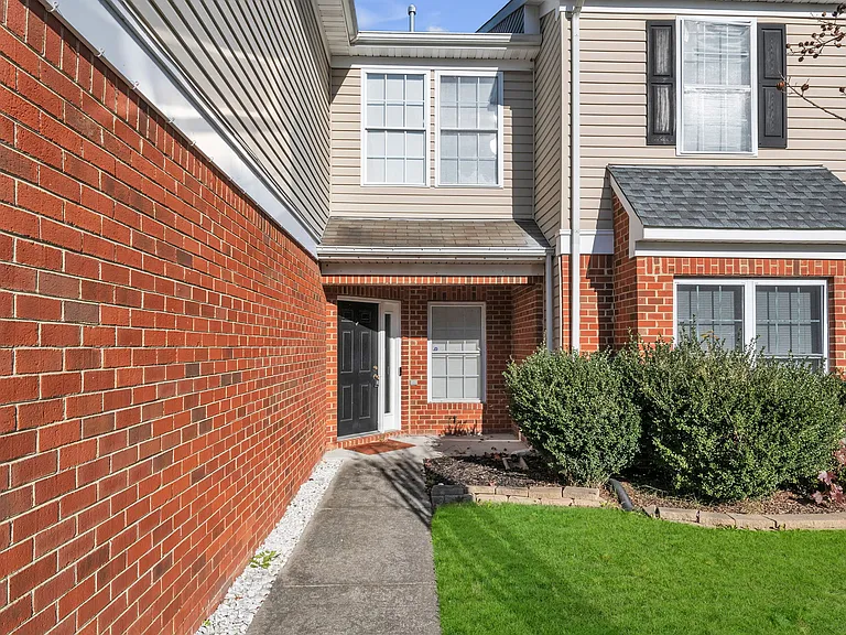 2322 Charing Cross Rd — Photo 2