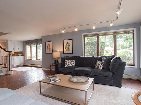 5th image of 22 Hemlock Ln