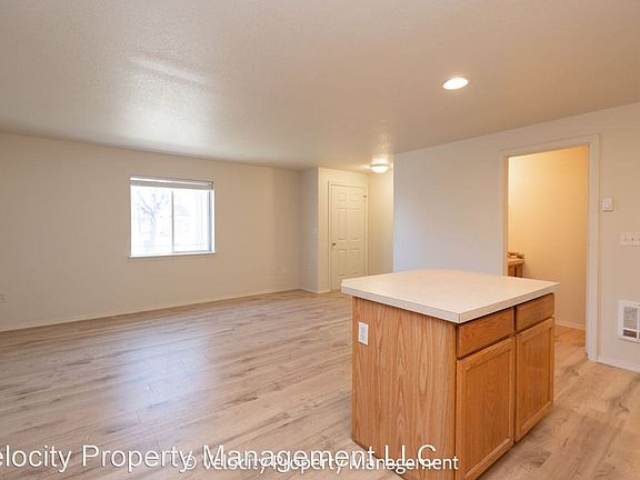 4th image of 2521 NW Cedar Ave #3