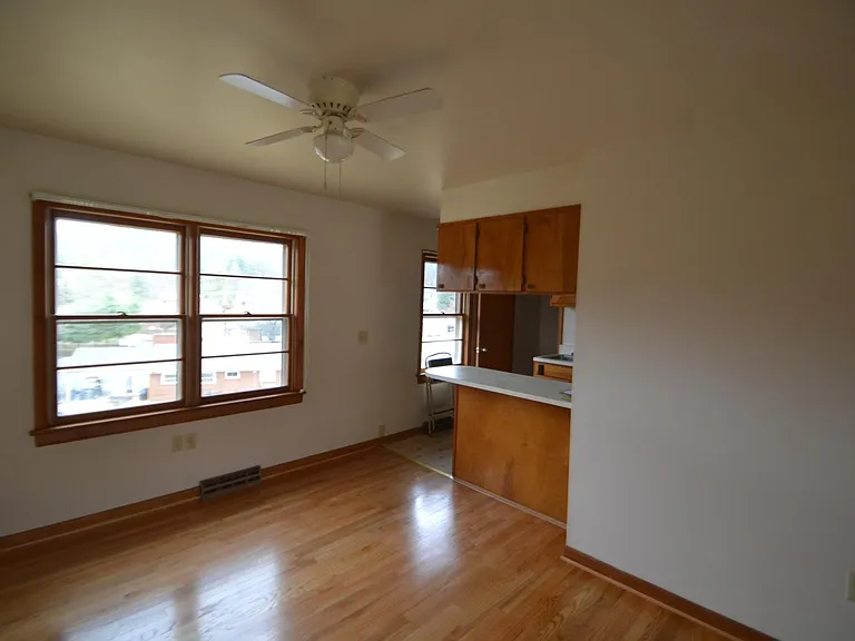 1111 Preston Dr — Photo 5