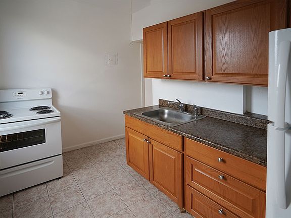 5th image of 3727 Crescent St APT 5