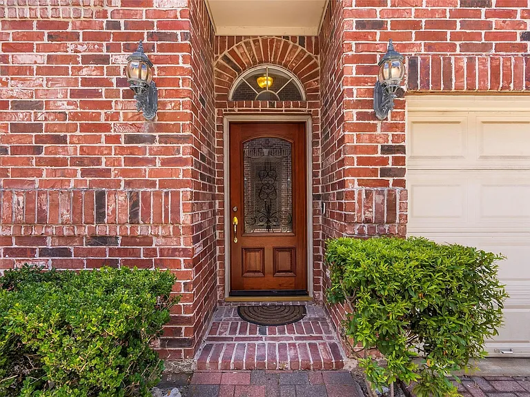5913 Dolores St #B — Photo 9