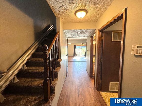 3rd image of 3321 Neerpark Dr
